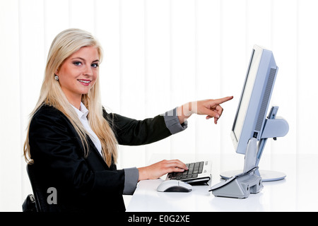Young woman with computer in the office., Junge Frau mit Computer im Buero. Stock Photo