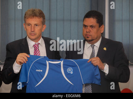 San Salvador. 12th May, 2014. President of the Executive Committee of the Salvadorean Soccer Federation (FESFUT) Carlos Mendez and Spanish Albert Roca show the national team jersey during a press conference on Roca's naming as new head coach of El Salvador's national soccer team in San Salvador May 12, 2014. © Oscar Rivera/Xinhua/Alamy Live News Stock Photo