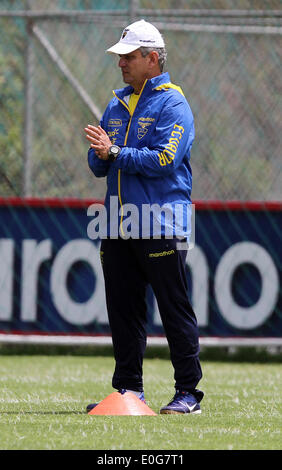 Quito, Ecuador. 12th May, 2014. Ecuador's national soccer team head coach, Reinaldo Rueda, takes part in a training session, at the House of the National Team, in Quito, capital of Ecuador, on May 12, 2014. Ecuador's national soccer team players are preparing for the friendly match against the Netherlands, before the 2014 Brazil World Cup. © Santiago Armas/Xinhua/Alamy Live News Stock Photo