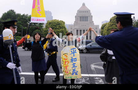 Tokyo, Japan. 13th May, 2014. People hold a demonstration to protest against the government's plan to approve the collective defense right in front of the parliament building in Tokyo, capital of Japan, May 13, 2014. Japanese Prime Minister Shinzo Abe will announce his government's basic stance on the collective defense right next Thursday. Credit:  Stinger/Xinhua/Alamy Live News Stock Photo
