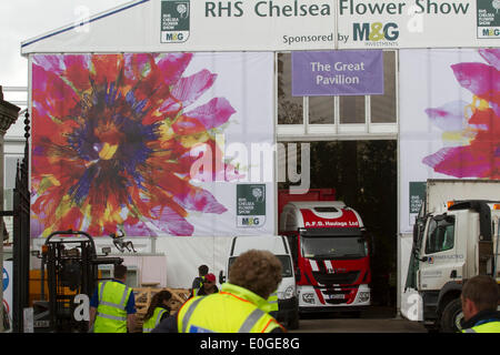 London UK. 13th May 2014. Large  delivery truck parked inside the Great Pavillion as preparations gets underway for the annual RHS 2014 Chelsea flower show which is held on the grounds of the Royal Chelsea Hospital Stock Photo