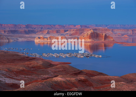 Lake Powell, Wahweap Bay and Wahweap Marina in the evening, Glen Canyon National Recreation Area, Arizona and Utah, USA, America