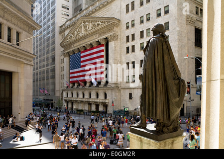 New York Stock Exchange mit US Flag, Financial district, Statue of George Washington in the foreground, Midtown Manhattan, New Y Stock Photo