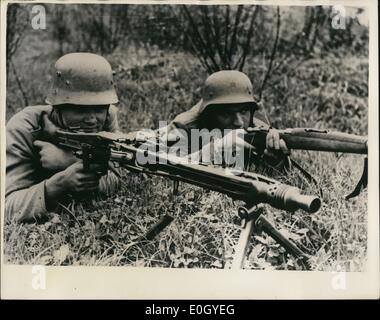 German Soldiers with his Machine Gun MG42 on the Russian Front during ...