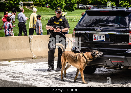 Secret Service K-9 Unit, E Street NW entrance to White House security area, Washington, DC Stock Photo