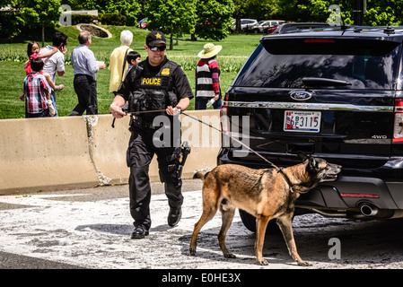 Secret Service K-9 Unit, E Street NW entrance to White House security area, Washington, DC Stock Photo