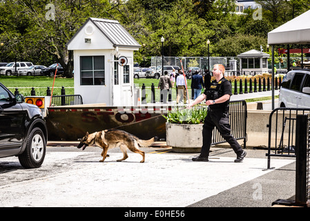 Secret Service K-9 Unit, E Street NW entrance to White House security area, Washington, DC Stock Photo