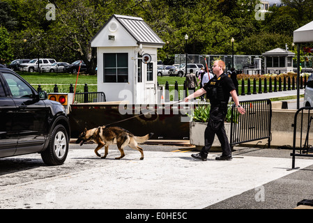 Secret Service K-9 Unit, E Street NW entrance to White House security area, Washington, DC Stock Photo