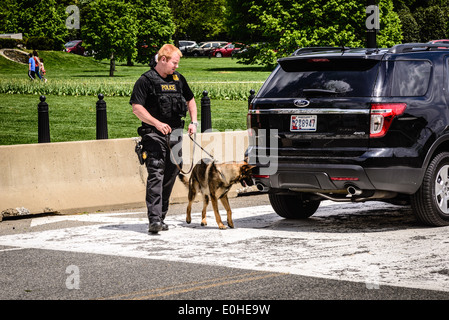 Secret Service K-9 Unit, E Street NW entrance to White House security area, Washington, DC Stock Photo