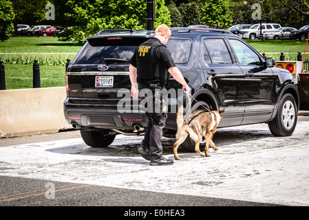 Secret Service K-9 Unit, E Street NW entrance to White House security area, Washington, DC Stock Photo