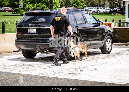 Secret Service K-9 Unit, E Street NW entrance to White House security area, Washington, DC Stock Photo