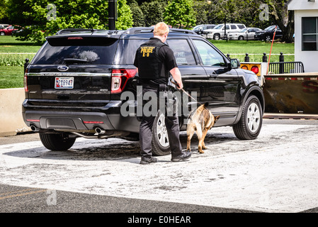 Secret Service K-9 Unit, E Street NW entrance to White House security area, Washington, DC Stock Photo