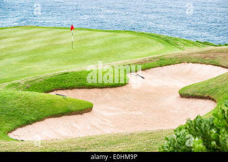 Cape Blaize Trail passes a putting green on Pinnacle Point Golf Course, Mosselbay, Garden Route, South Africa Stock Photo