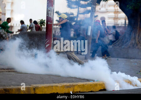 Tegucigalpa, Honduras. 13th May, 2014. Supporters of former Honduran President Manuel Zelaya participate in a clash with police elements in front of the National Congress, in Tegucigalpa, Honduras, on May 13, 2014. Followers and deputies of the Liberty and Refoundation Party (Libre, for its acronym in Spanish), the second political force in Honduras, broke in the National Congress on Tuesday, after clashing with police elements that guarded the Legislative Palace. Credit:  Rafael Ochoa/Xinhua/Alamy Live News