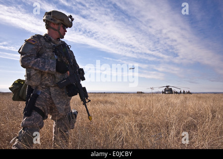 Baltimore native Pfc. John Dixon, a Soldier in Company F, 3rd Assault Helicopter Battalion, 227th Aviation Regiment, 1st Air Ca Stock Photo