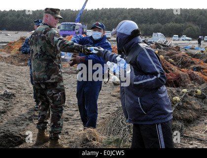 Assigned to Naval Air Facility Misawa, Japan, Chief Petty Officer Michael Robb from Port Hueneme, Calif., hands out water to sa Stock Photo