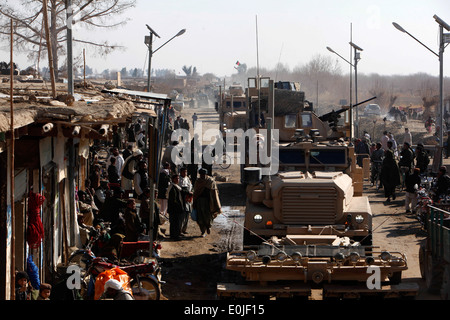 Marines with 8th Engineer Support Battalion (ESB), 1st Marine Logistics Group (Forward), convoy through a busy bazaar in Marjah Stock Photo