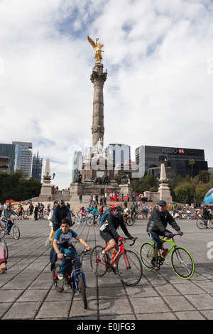 Car Free Sunday along Paseo De La Reforma - Colonia Cuauhtémoc, Mexico City, Federal District, Mexico Stock Photo