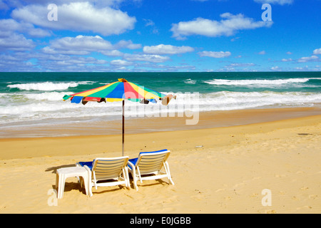 Sonnenschirm und Liegestuhl am Strand, Insel Phuket ,Thailand Stock Photo -  Alamy