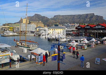 Victoria und Alfred Waterfront, touristisches Zentrum, im Hintergrund der Tafelberg, Kapstadt, West Kap, Western Cape, Suedafrik Stock Photo
