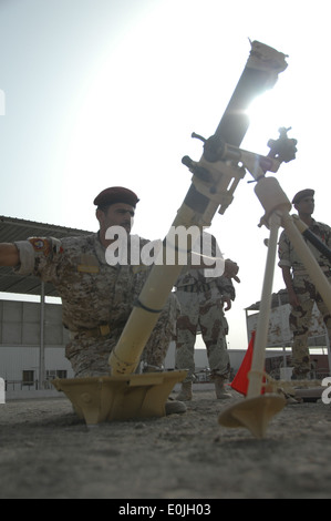 Iraqi soldiers, assigned to the 10th Iraqi Army Division, conduct timed trials of setting up mortar tubes at Camp Ur, Dhi Qar, Stock Photo