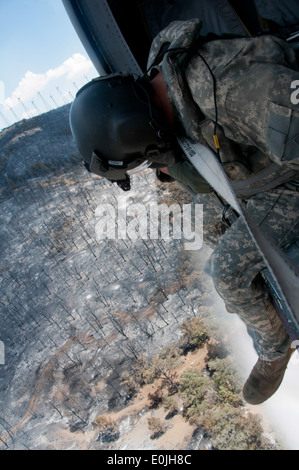 Sgt. Chris Boni, California Army National Guard crew chief from the 1-140th Aviation Battalion (Air Assault) out of Los Alamito Stock Photo