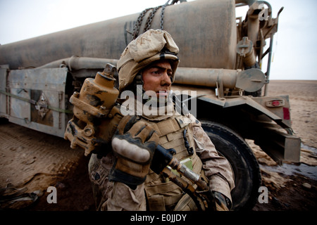 Sgt Michael Fryman with 1st Marine Logistics Group (Forward) (1st MLG (FWD)), Combat Logistics Battalion 8 (CLB-8), prepares to Stock Photo