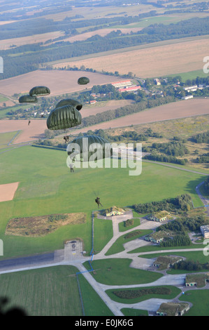 SWIDWIN, Poland -- Eight Croatian special forces members perform a static line jump over the skies of Poland, Sept. 12, 2010 du Stock Photo