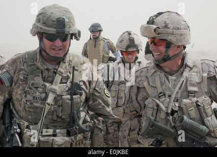 U.S. Army Lt. Col. Sean Bateman (left) of Task Force Automatic links up with Canadian army, Task Force Kandahar Deputy Commande Stock Photo