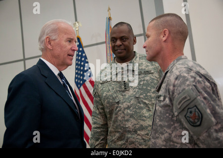Vice President Joe Biden talks with United States Forces Iraq commander, Gen. Lloyd J. Austin III, and Command Sgt. Maj. Earl R Stock Photo
