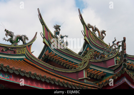 Dragon sculpture on the roof of Hsing Tian Temple, Taipei, Taiwan Stock Photo