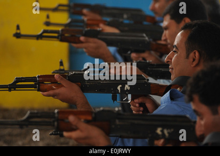Iraqi police conduct rifle drills while participating in rifle and pistol marksmanship training during the Iraqi police Leaders Stock Photo