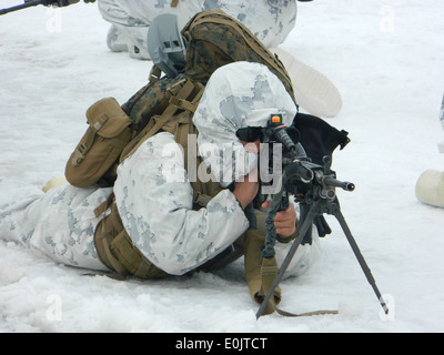 YAUSUBETSU TRAINING AREA, HOKKAIDO, Japan – A Marine posts security as his platoon halts during a field training exercise her Stock Photo