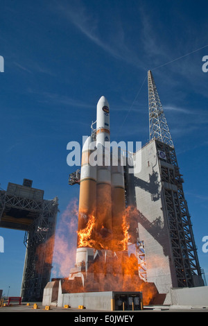 A United Launch Alliance Delta IV Heavy launches with a National Reconnaissance Office payload at Space Launch Complex-6 at 1:1 Stock Photo