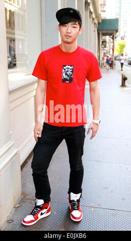 Ying Bin Wu walking in New York City - May 12, 2014 - Photo: Runway ...