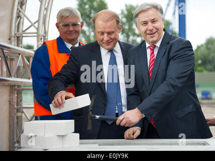 Berlin-Lichterfelde, Germany. 15th May, 2014. Project manager Stefan Helbig (L-R), CEO of Vattenfall Germany Tuomo Hatakka and mayor of Berlin Klaus Wowereit pose during the ground-breaking ceremony of the Vattenfall thermal power station in Berlin-Lichterfelde, Germany, 15 May 2014. Photo: DANIEL NAUPOLD/dpa/Alamy Live News Stock Photo