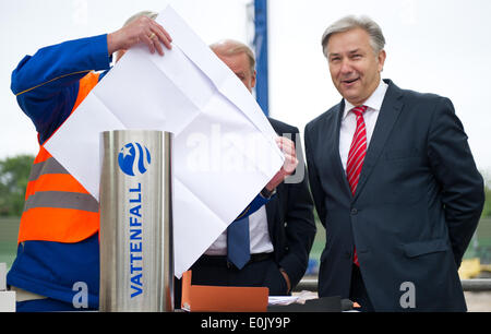 Berlin-Lichterfelde, Germany. 15th May, 2014. Project manager Stefan Helbig (L-R), CEO of Vattenfall Germany Tuomo Hatakka and mayor of Berlin Klaus Wowereit pose during the ground-breaking ceremony of the Vattenfall thermal power station in Berlin-Lichterfelde, Germany, 15 May 2014. Photo: DANIEL NAUPOLD/dpa/Alamy Live News Stock Photo