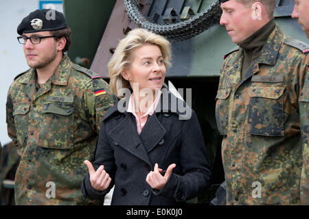 Novo Selo, Kosovo. 15th May, 2014. German Defence Minister Ursula von der Leyen meets German soldiers at the KFOR-Camp in Novo Selo in Kosovo, 15 May 2014. Von der Leyen was to meet German soldiers at the camps in Prizren and Novo Selo, as well as visit the NATO headquarters in Pristina. Photo: MAURIZIO GAMBARINI/dpa Credit:  dpa picture alliance/Alamy Live News Stock Photo