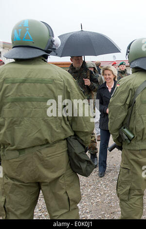 Novo Selo, Kosovo. 15th May, 2014. German Defence Minister Ursula von der Leyen meets German soldiers at the KFOR-Camp in Novo Selo in Kosovo, 15 May 2014. Von der Leyen was to meet German soldiers at the camps in Prizren and Novo Selo, as well as visit the NATO headquarters in Pristina. Photo: MAURIZIO GAMBARINI/dpa Credit:  dpa picture alliance/Alamy Live News Stock Photo