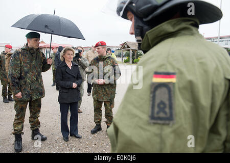 Novo Selo, Kosovo. 15th May, 2014. German Defence Minister Ursula von der Leyen meets German soldiers at the KFOR-Camp in Novo Selo in Kosovo, 15 May 2014. Von der Leyen was to meet German soldiers at the camps in Prizren and Novo Selo, as well as visit the NATO headquarters in Pristina. Photo: MAURIZIO GAMBARINI/dpa Credit:  dpa picture alliance/Alamy Live News Stock Photo