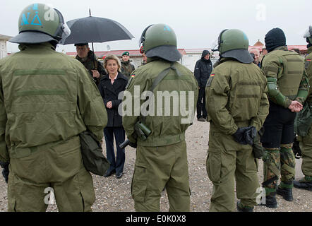 Novo Selo, Kosovo. 15th May, 2014. German Defence Minister Ursula von der Leyen meets German soldiers at the KFOR-Camp in Novo Selo in Kosovo, 15 May 2014. Von der Leyen was to meet German soldiers at the camps in Prizren and Novo Selo, as well as visit the NATO headquarters in Pristina. Photo: MAURIZIO GAMBARINI/dpa Credit:  dpa picture alliance/Alamy Live News Stock Photo