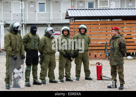 Novo Selo, Kosovo. 15th May, 2014. German soldiers wait for German Defence Minister Ursula von der Leyen to visit the KFOR-Camp in Novo Selo in Kosovo, 15 May 2014. Von der Leyen was to meet German soldiers at the camps in Prizren and Novo Selo, as well as visit the NATO headquarters in Pristina. Photo: MAURIZIO GAMBARINI/dpa Credit:  dpa picture alliance/Alamy Live News Stock Photo