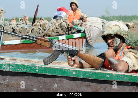 Iraqi army soldiers assigned to 3rd Battalion, 52nd Brigade, 14th Iraqi Army prepare to assault an objective during a live fire Stock Photo