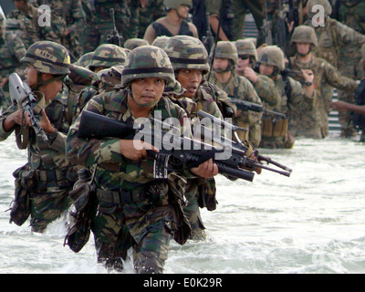 Malaysian army rangers and Marines assigned to Combat Assault Co., 3rd Marine Regiment, wade ashore from Landing Craft Unit 163 Stock Photo