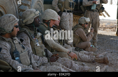Marines from Alpha Company, 2nd Combat Engineer Battalion, rest after finishing the construction of three makeshift bridges, en Stock Photo