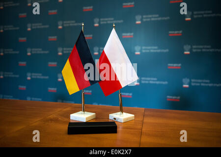 ILLUSTRATION - A German and Poland flag stand on the table after After the signing of the cooperation agreement between Germany and Poland in the Kulturhaus in Zgorzelec, Poland, 15 May 2014. Photo: ARNO BURGI/dpa Stock Photo