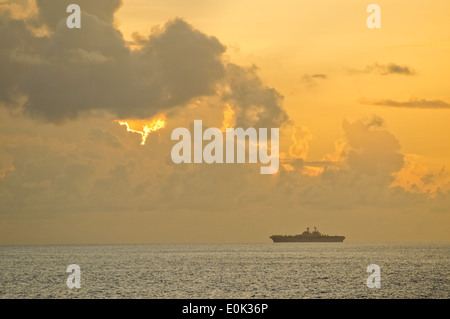 USS Makin Island, embarked with Marines and sailors serving with the 11th Marine Expeditionary Unit, sails here, May 6. The uni Stock Photo