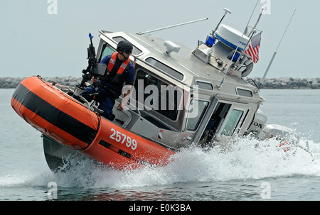 SAN PEDRO, Calif. - Boat crewmen with Maritime Safety and Security Team Los Angeles - Long Beach conduct tactical boat maneuver Stock Photo