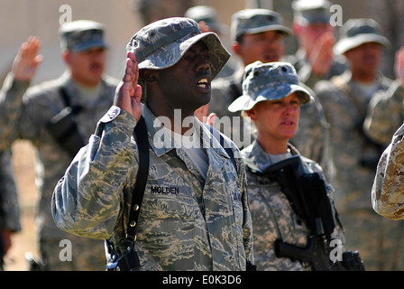 Tech. Sgt. LaMarcus Molden, 9th Air and Space Expeditionary Task Force-Iraq personnel manager, recites the oath of enlistment a Stock Photo