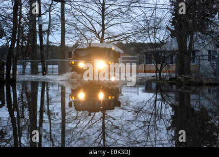 LAKEVILLE, Mass. – Soldiers of the 772nd Military Police Company and Airmen from Security Force Squadron patrol a flooded sec Stock Photo